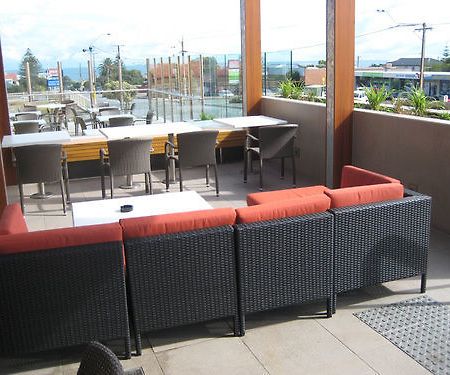 Christies Beach Hotel Clarendon Экстерьер фото